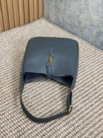 LE 5 À 7 SMALL SUPPLE 22 IN NEPAL BLUE CALFSKIN GOLD BUCKLE - Image 14