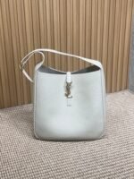 LE 5 À 7 LARGE SUPPLE BAG 31 IN WHITE CALFSKIN - Image 5