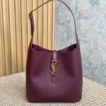 LE 5 À 7 SMALL SUPPLE 22 IN GRAPE PURPLE CALFSKIN GOLD BUCKLE - Image 10