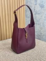 LE 5 À 7 SMALL SUPPLE 22 IN GRAPE PURPLE CALFSKIN GOLD BUCKLE - Image 14