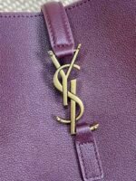 LE 5 À 7 SMALL SUPPLE 22 IN GRAPE PURPLE CALFSKIN GOLD BUCKLE - Image 6