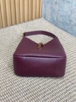 LE 5 À 7 SMALL SUPPLE 22 IN GRAPE PURPLE CALFSKIN GOLD BUCKLE - Image 13