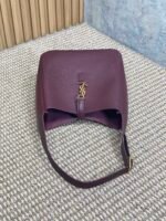 LE 5 À 7 SMALL SUPPLE 22 IN GRAPE PURPLE CALFSKIN GOLD BUCKLE - Image 17