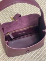 LE 5 À 7 SMALL SUPPLE 22 IN GRAPE PURPLE CALFSKIN GOLD BUCKLE - Image 3