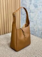 LE 5 À 7 SMALL SUPPLE 22 IN TORTILLA BROWN CALFSKIN GOLD BUCKLE - Image 4