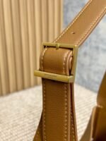 LE 5 À 7 SMALL SUPPLE 22 IN TORTILLA BROWN CALFSKIN GOLD BUCKLE - Image 7