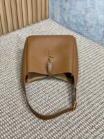 LE 5 À 7 SMALL SUPPLE 22 IN TORTILLA BROWN CALFSKIN GOLD BUCKLE - Image 17