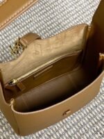 LE 5 À 7 SMALL SUPPLE 22 IN TORTILLA BROWN CALFSKIN GOLD BUCKLE - Image 3