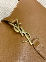LE 5 À 7 SMALL SUPPLE 22 IN TORTILLA BROWN CALFSKIN GOLD BUCKLE - Image 18