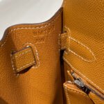 KELLY 28CM IN GOLD EPSOM CALFSKIN PALLADIUM HARDWARE - Image 6