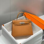 KELLY 28CM IN GOLD EPSOM CALFSKIN PALLADIUM HARDWARE - Image 10