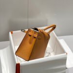 KELLY 28CM IN GOLD EPSOM CALFSKIN PALLADIUM HARDWARE - Image 14