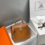 KELLY 28CM IN GOLD EPSOM CALFSKIN PALLADIUM HARDWARE - Image 12