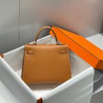 KELLY 28CM IN GOLD EPSOM CALFSKIN PALLADIUM HARDWARE - Image 4