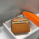 KELLY 28CM IN GOLD EPSOM CALFSKIN PALLADIUM HARDWARE - Image 11