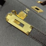 KELLY 28CM IN EBENE EPSOM CALFSKIN GOLD HARDWARE - Image 16