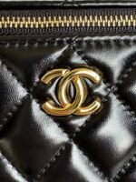 SMALL VANITY CASE 17 WITH HANDLE IN BLACK CALFSKIN GOLD METAL CHAIN - Image 13