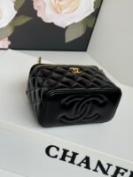 SMALL VANITY CASE 17 WITH HANDLE IN BLACK CALFSKIN GOLD METAL CHAIN - Image 6