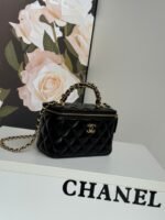 SMALL VANITY CASE 17 WITH HANDLE IN BLACK CALFSKIN GOLD METAL CHAIN - Image 18