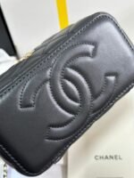 VANITY CASE 18 IN BLACK CALFSKIN GOLD HARDWARE - Image 4