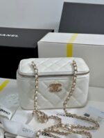 VANITY CASE 17 CRYSTAL STUDDED LOGO IN WHITE CALFSKIN GOLD HARDWARE - Image 18