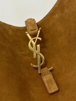 LE 5 À 7 SUPPLE SMALL 22 IN CARAMEL BROWN SUEDE - Image 14