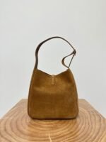 LE 5 À 7 SUPPLE SMALL 22 IN CARAMEL BROWN SUEDE - Image 4