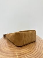 LE 5 À 7 SUPPLE SMALL 22 IN CARAMEL BROWN SUEDE - Image 15