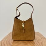 LE 5 À 7 SUPPLE SMALL 22 IN CARAMEL BROWN SUEDE