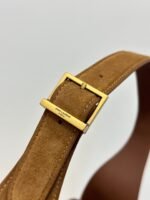 LE 5 À 7 SUPPLE SMALL 22 IN CARAMEL BROWN SUEDE - Image 8