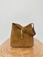 LE 5 À 7 SUPPLE SMALL 22 IN CARAMEL BROWN SUEDE - Image 2