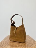 LE 5 À 7 SUPPLE SMALL 22 IN CARAMEL BROWN SUEDE - Image 12