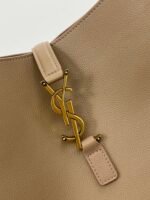 LE 5 À 7 LARGE SUPPLE 31 IN LIGHT BROWN GRAINED CALFSKIN - Image 9