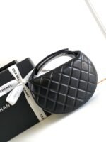CC 16 MINI POUCH IN BLACK GRAINED CALFSKIN AND GOLD METAL - Image 2