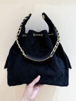 CC 25 HANDBAG 40 IN BLACK SUEDE GOLD HARDWARE - Image 11