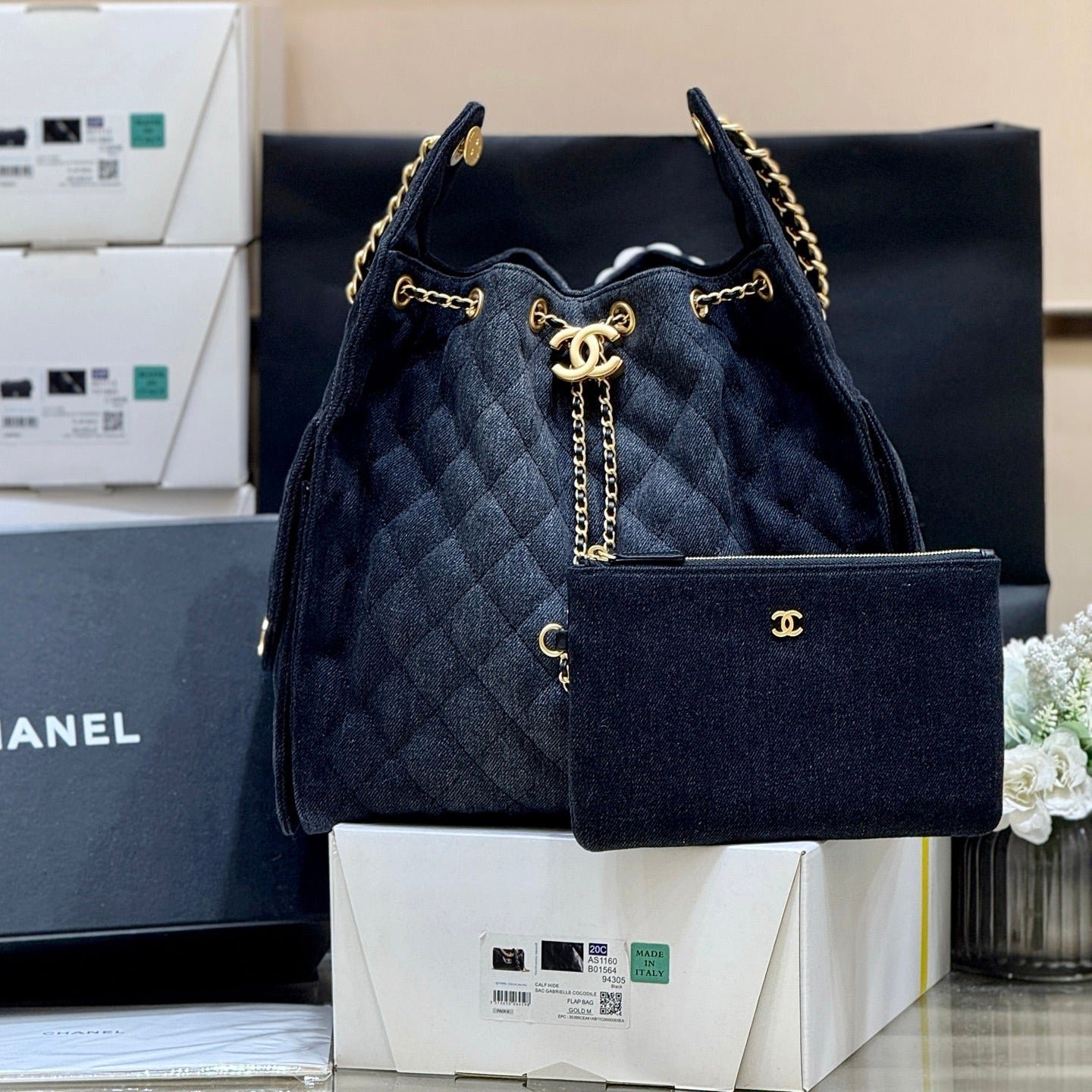 img_f3c7fd90_20250410_i1744296775204_1673_0_3_jpg CC 25 HANDBAG 40 IN DARK BLUE DENIM GOLD HARDWARE - Image 1