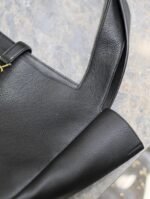 LE 5 À 7 BEA TOTE BAG 50 IN BLACK LAMBSKIN GOLD LOGO - Image 3