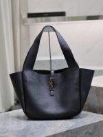 LE 5 À 7 BEA TOTE BAG 50 IN BLACK LAMBSKIN GOLD LOGO - Image 11