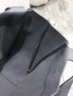 LE 5 À 7 BEA TOTE BAG 50 IN BLACK LAMBSKIN GOLD LOGO - Image 13