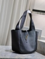 LE 5 À 7 BEA TOTE BAG 50 IN BLACK LAMBSKIN GOLD LOGO - Image 15