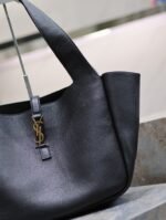 LE 5 À 7 BEA TOTE BAG 50 IN BLACK LAMBSKIN GOLD LOGO - Image 16