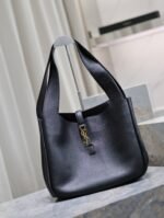LE 5 À 7 BEA TOTE BAG 50 IN BLACK LAMBSKIN GOLD LOGO - Image 14