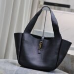 LE 5 À 7 BEA TOTE BAG 50 IN BLACK LAMBSKIN GOLD LOGO - Image 10