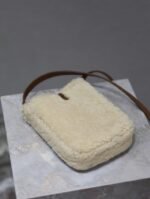 LE 5 À 7 HOBO BAG 18 IN CREAM SHEARLING AND BROWN SUEDE TRIM - Image 4