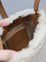 LE 5 À 7 HOBO BAG 18 IN CREAM SHEARLING AND BROWN SUEDE TRIM - Image 8