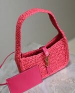 LE 5 À 7 BAG 19 IN MAGENTA PINK WOVEN RAFFIA - Image 3