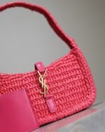 LE 5 À 7 BAG 19 IN MAGENTA PINK WOVEN RAFFIA - Image 16