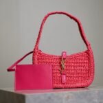 LE 5 À 7 BAG 19 IN MAGENTA PINK WOVEN RAFFIA - Image 10