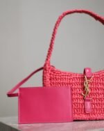 LE 5 À 7 BAG 19 IN MAGENTA PINK WOVEN RAFFIA - Image 17
