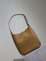 LE 5 À 7 SMALL SUPPLE 23 IN CIDER BROWN LIZARD-EMBOSSED CALFSKIN - Image 2